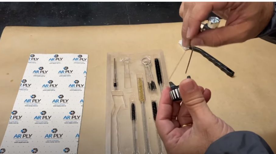 Como limpar a capa de ar de uma pistola de pintura