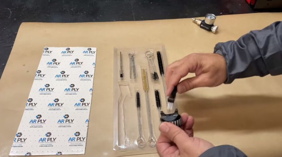 Como limpar a capa de ar de uma pistola de pintura