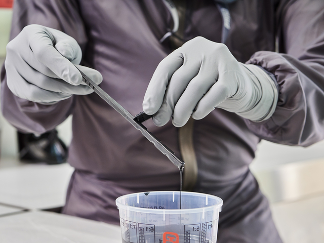 Como preparar tinta pu para pintura automotiva preparando a tinta com espatula e copo de mistura