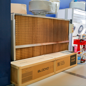 Cabine de pintura BLOCKO® BOX em ambiente de demonstração, com sua embalagem na frente.